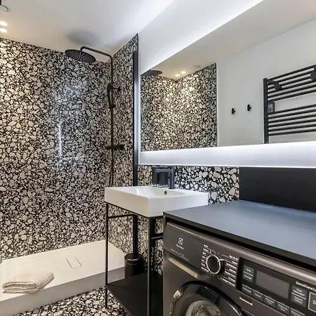 Zola - Furnished Downtown *